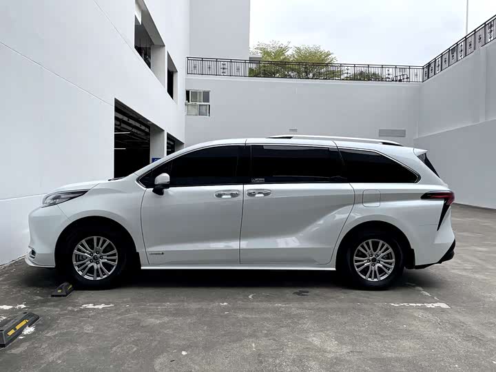 Toyota Sienna, 2022 — фото 6 из 9