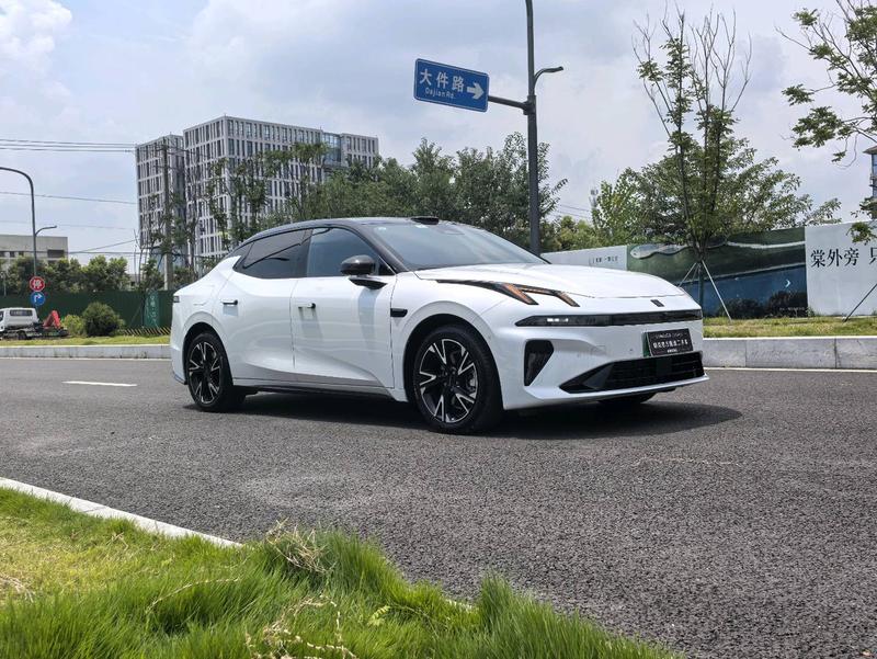 Lynk & Co 07 EM-P Hybrid, 2026 — фото 3 из 12