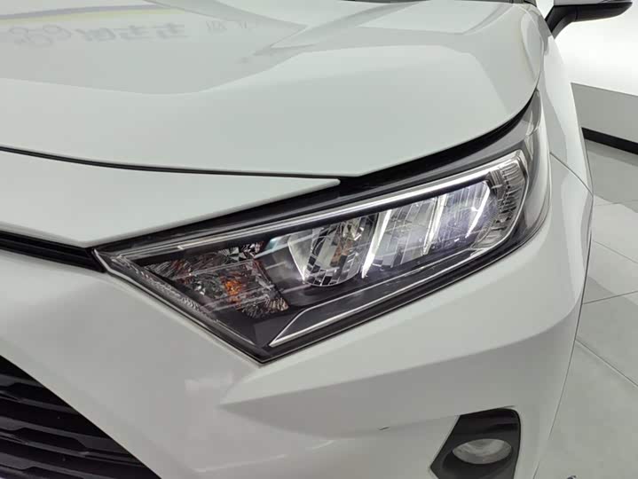 Toyota RAV4, 2022 — фото 5 из 9