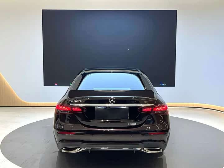 Mercedes-Benz E-Class, 2023 — фото 8 из 9