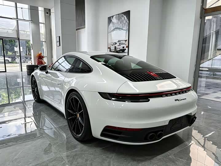 Porsche 911, 2023 — фото 7 из 9