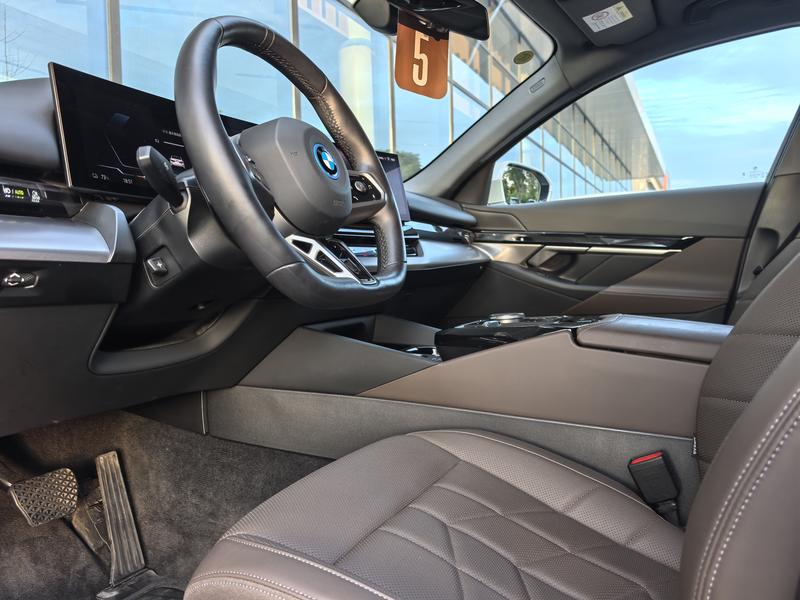BMW i5, 2025 — фото 10 из 12