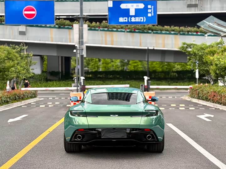Aston Martin DB12, 2024 — фото 8 из 9