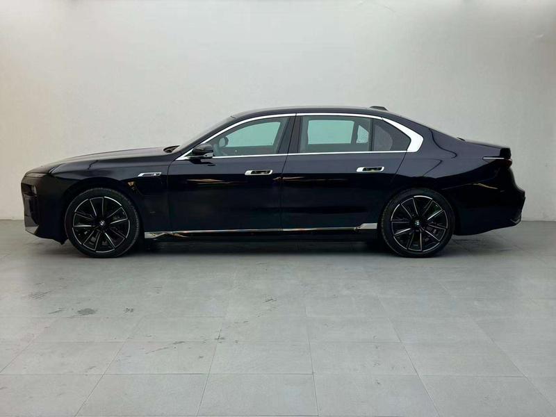 BMW i7, 2023 — фото 3 из 12