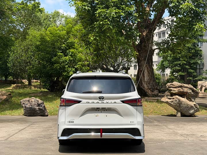 Toyota Granvia, 2024 — фото 4 из 9