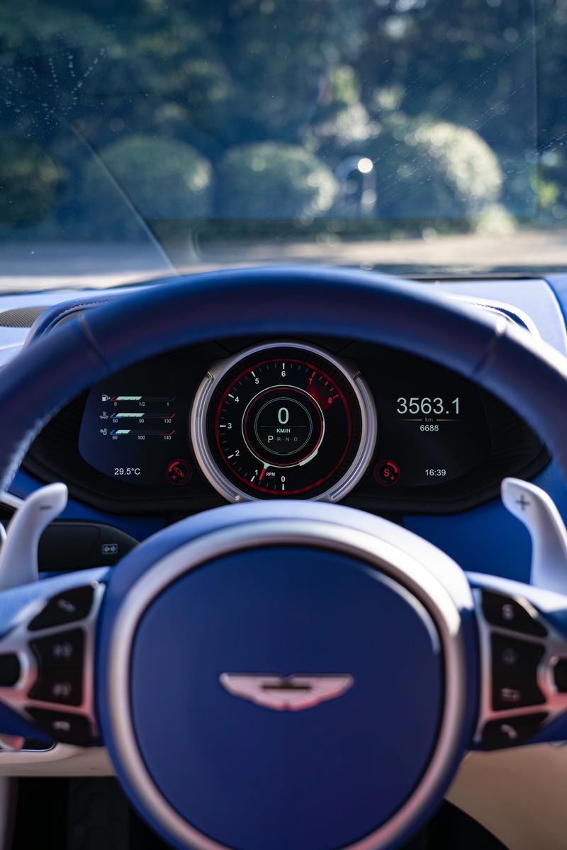 Aston Martin DB11, 2021 — фото 9 из 12