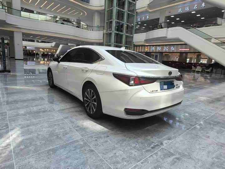Lexus ES, 2023 — фото 4 из 9