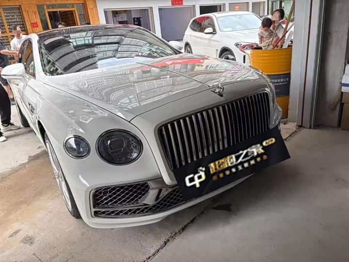 Bentley Flying Spur Hybrid, 2022 — фото 2 из 7