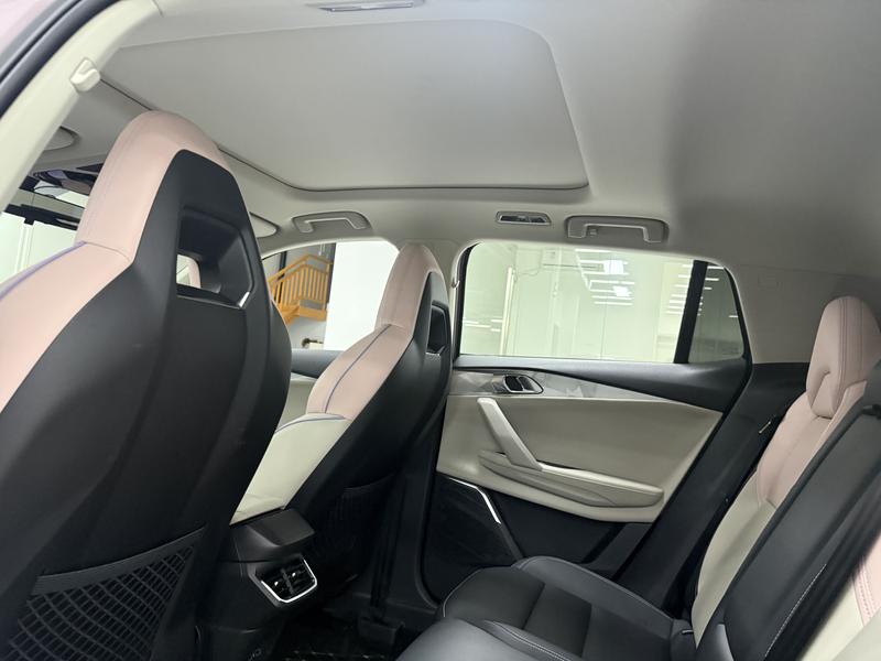 Lynk & Co 06 EM-P Hybrid, 2023 — фото 11 из 12
