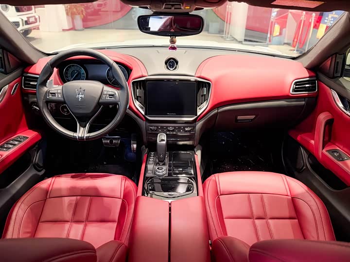 Maserati Ghibli, 2023 — фото 8 из 9