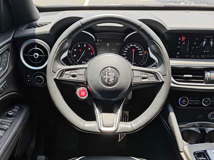 Alfa Romeo Stelvio, 2023 — фото 7 из 9