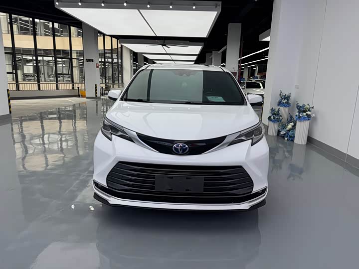 Toyota Sienna, 2022 — фото 2 из 9