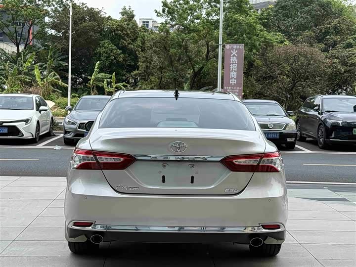 Toyota Camry, 2023 — фото 5 из 9