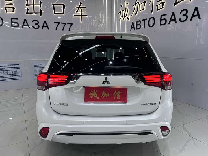 Mitsubishi Outlander, 2023 — фото 5 из 9