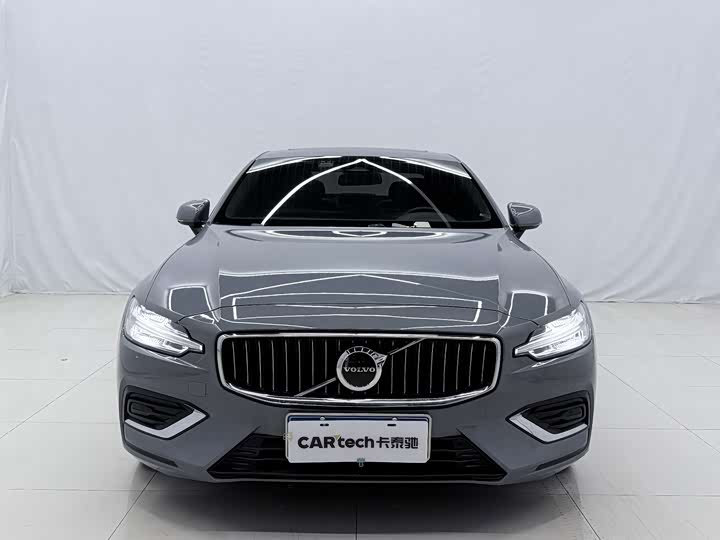 Volvo S60, 2023 — фото 2 из 9