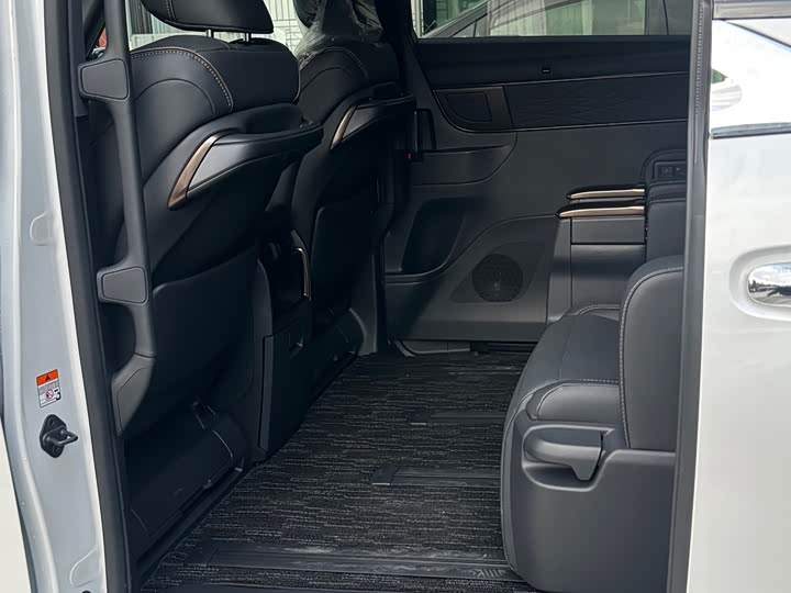Toyota Alphard, 2025 — фото 8 из 9