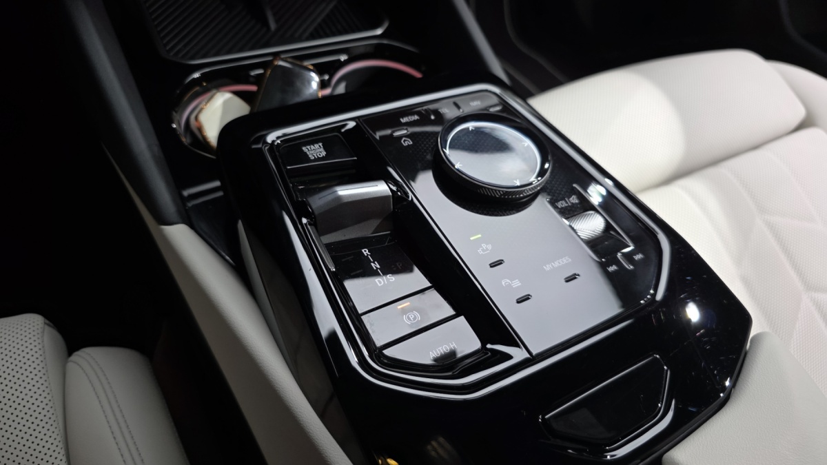 BMW 5 Series, 2025 — фото 9 из 12