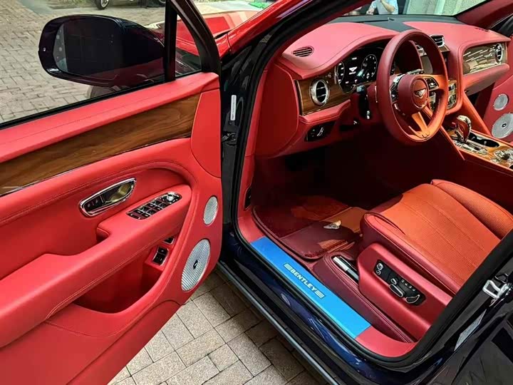 Bentley Bentayga, 2022 — фото 4 из 7