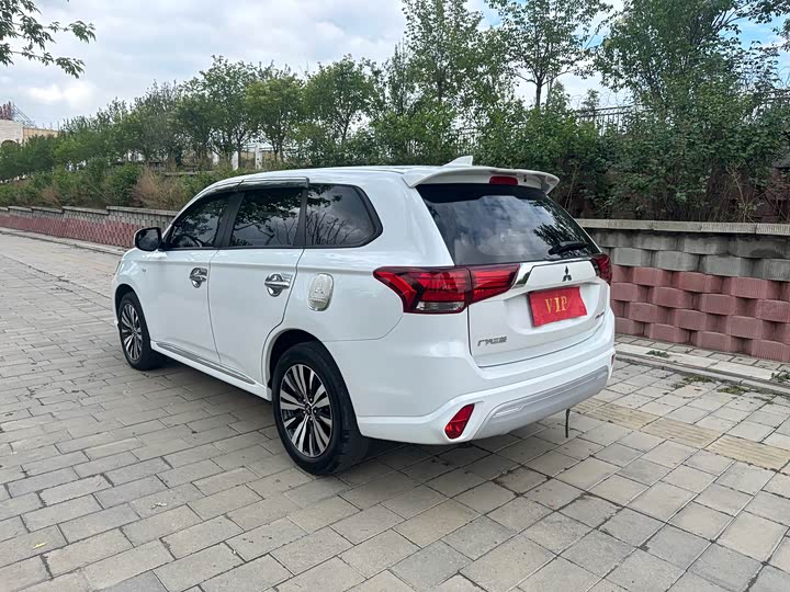 Mitsubishi Outlander, 2022 — фото 8 из 9