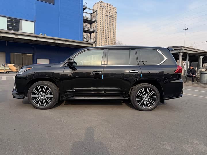 Lexus LX, 2022 — фото 8 из 9