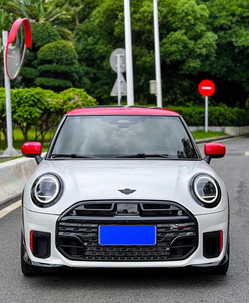 Mini Mini JCW, 2024 — фото 2 из 12