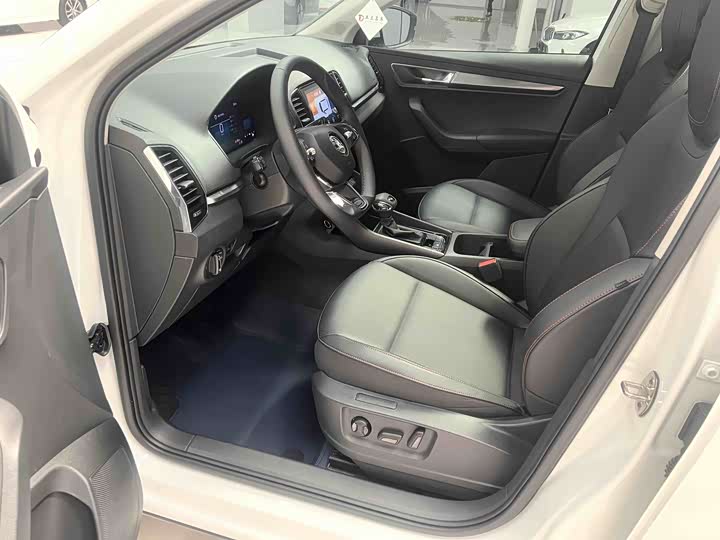 Skoda Karoq, 2023 — фото 7 из 9