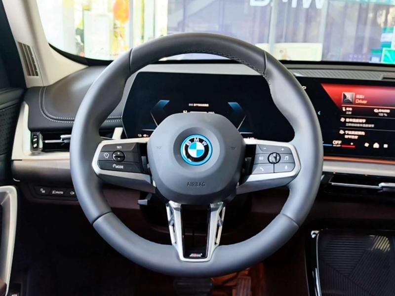 BMW iX1, 2025 — фото 9 из 12