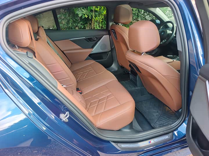 BMW i5, 2024 — фото 7 из 9