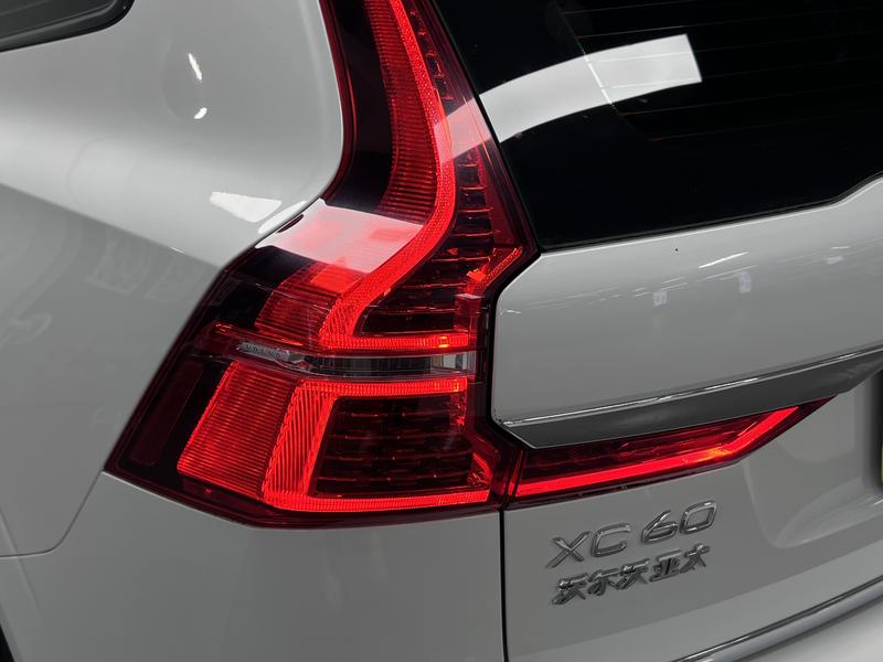 Volvo XC60, 2023 — фото 8 из 12