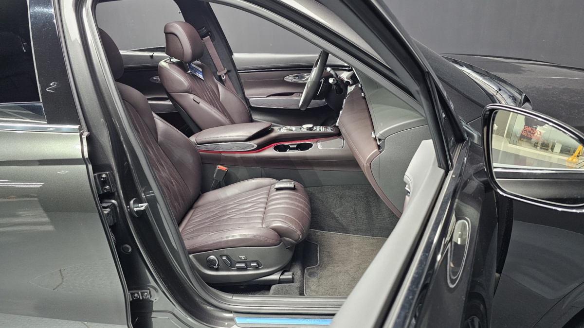 Genesis GV70, 2023 — фото 10 из 12