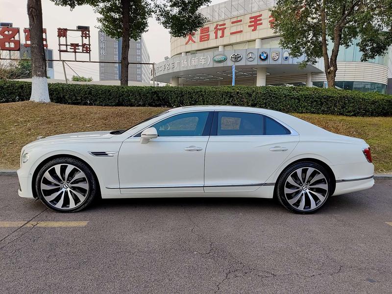 Bentley Flying Spur, 2023 — фото 3 из 9