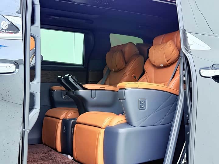 Toyota Alphard, 2023 — фото 8 из 9