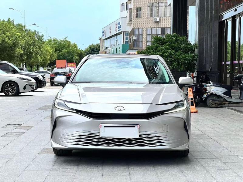 Toyota Camry, 2024 — фото 2 из 9