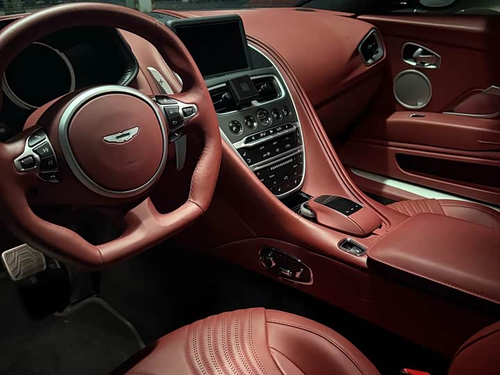 Aston Martin DB11, 2022 — фото 5 из 9