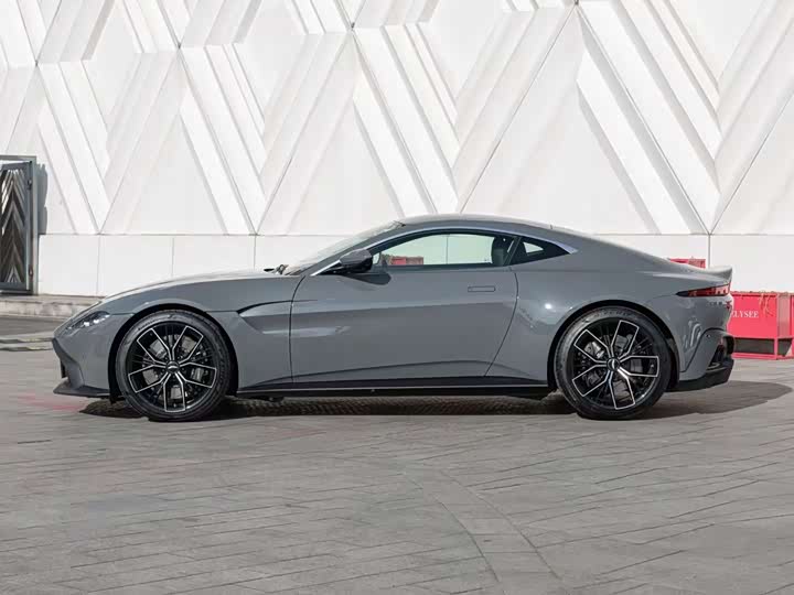 Aston Martin V8 Vantage, 2022 — фото 3 из 9