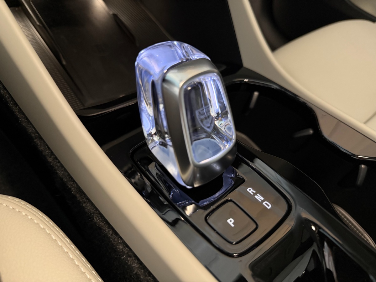 Volvo XC40, 2026 — фото 8 из 12