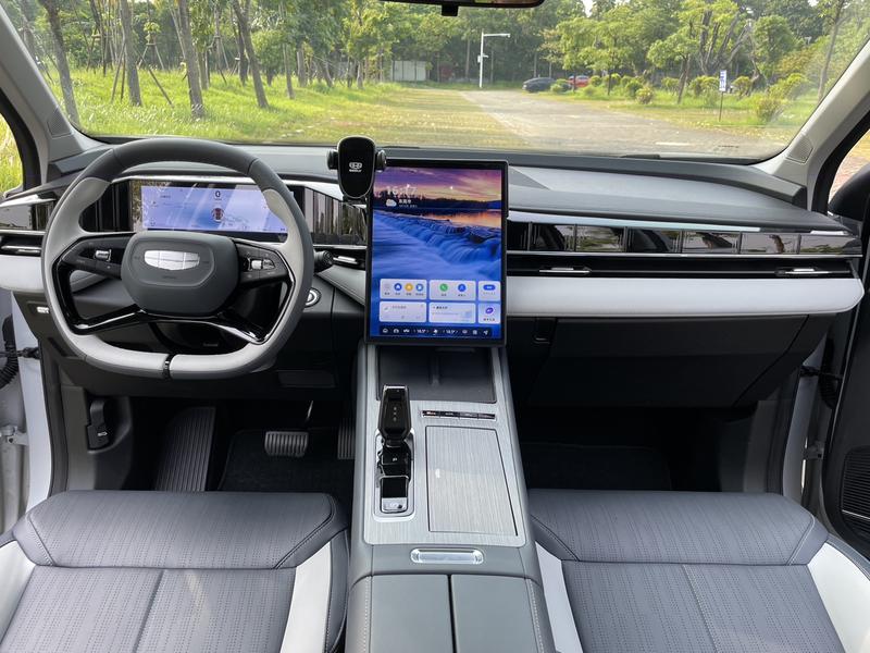 Geely Atlas L, 2025 — фото 9 из 12