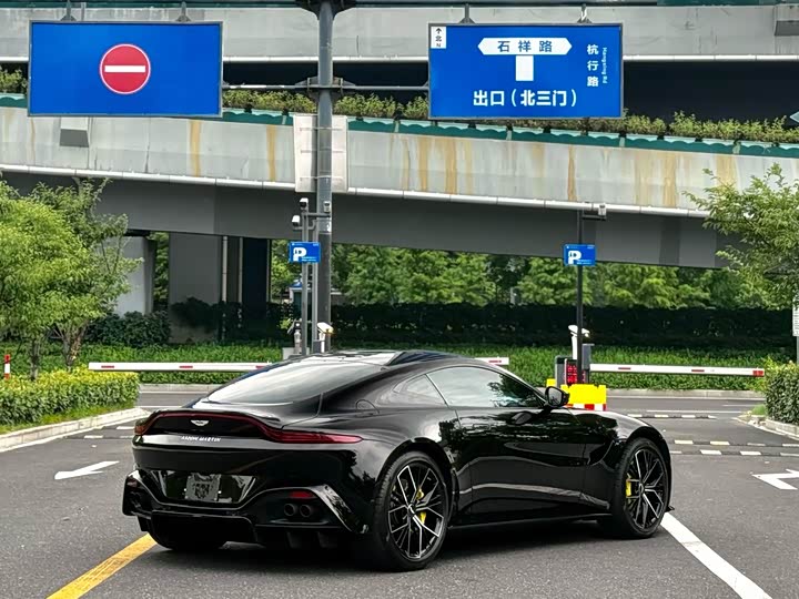 Aston Martin V8 Vantage, 2023 — фото 7 из 9