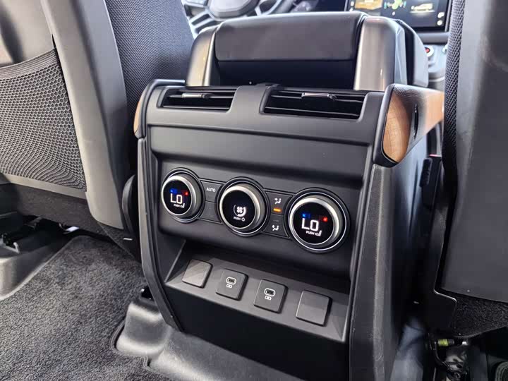 Land Rover Defender, 2024 — фото 9 из 9