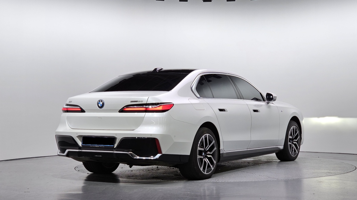 BMW i7, 2024 — фото 2 из 12