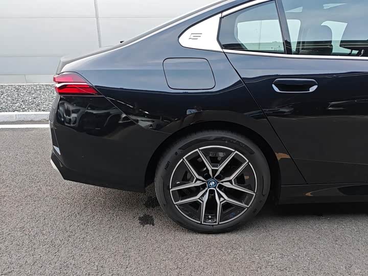 BMW i5, 2025 — фото 6 из 9