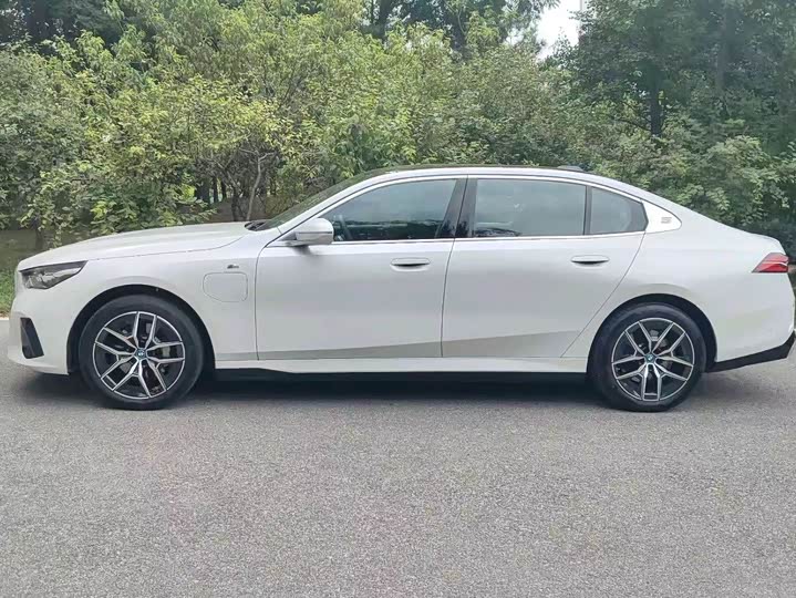 BMW i5, 2025 — фото 3 из 9