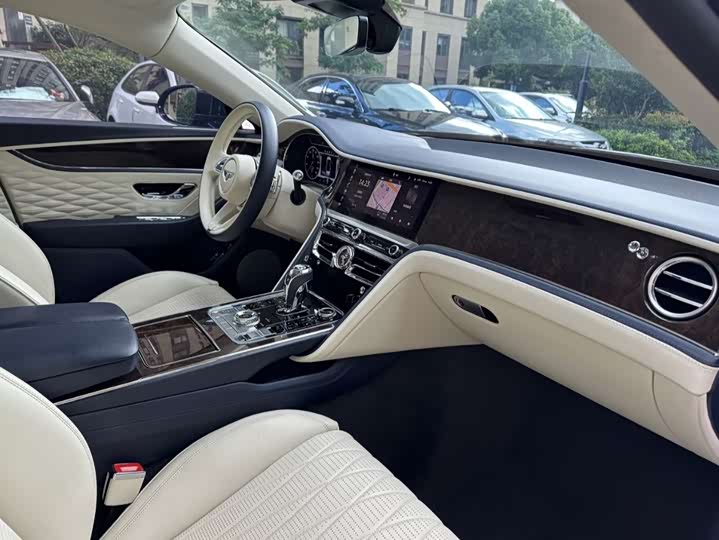 Bentley Flying Spur, 2022 — фото 6 из 9