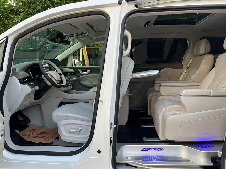 Roewe iMax 8 EV, 2024 — фото 7 из 9