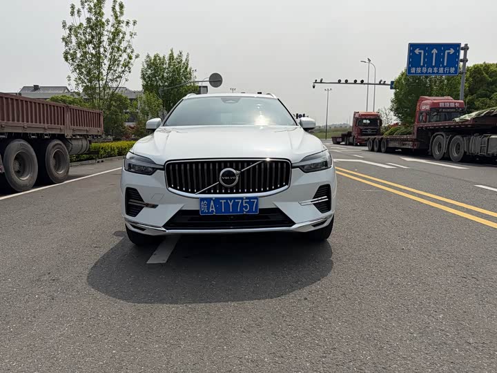 Volvo XC60, 2023 — фото 2 из 9