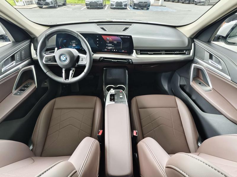 BMW iX1, 2025 — фото 6 из 11