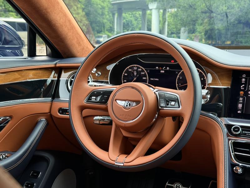 Bentley Flying Spur, 2023 — фото 9 из 12