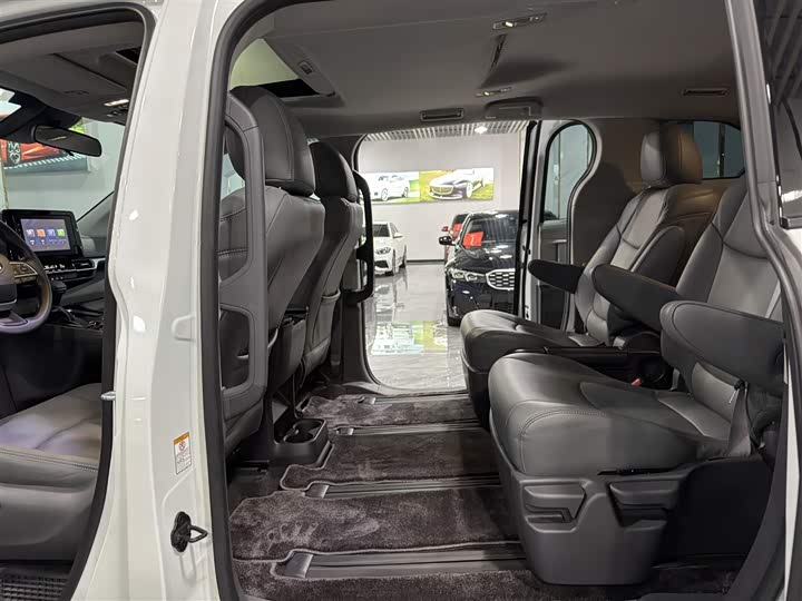 Toyota Sienna, 2023 — фото 6 из 9