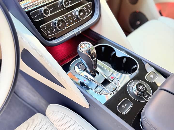 Bentley Bentayga, 2023 — фото 8 из 9