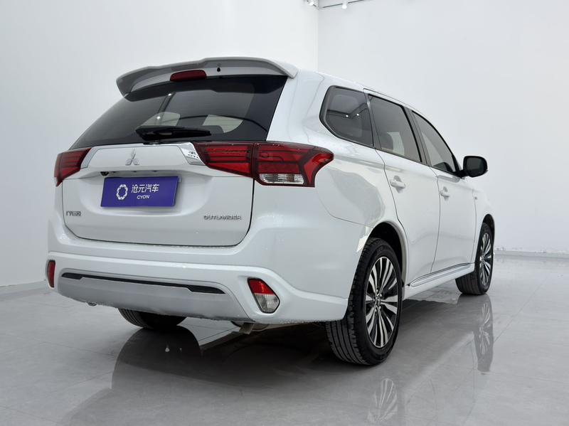 Mitsubishi Outlander, 2023 — фото 6 из 12